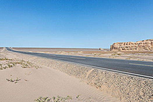 沙漠中的公路