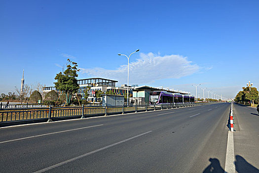 有轨电车,站台,道路