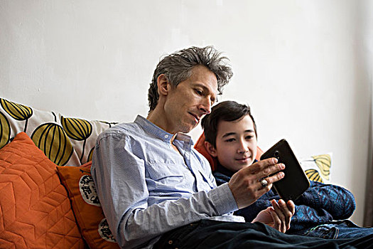 少男,父亲,读,智能手机,文字,沙发