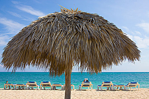 稻草,伞,椅子,海滩,特立尼达,古巴