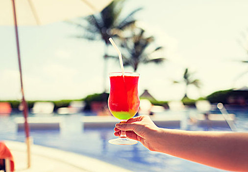 度假,酒精饮料,旅行,概念,特写,女性,握着,玻璃杯,鸡尾酒