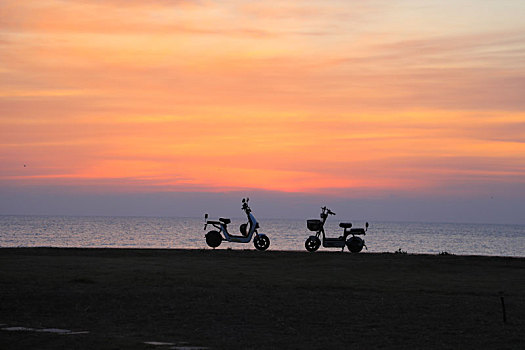 山东省日照市,市民在太公岛海边晨练,观壮观日出尽情深呼吸