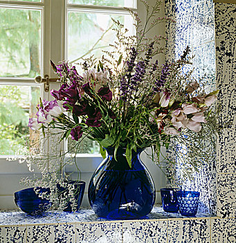 安放,紫色,蓝色,玻璃花瓶,砖瓦,窗台