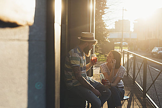 坐,夫妇,户外,日光,街边咖啡厅,鸡尾酒