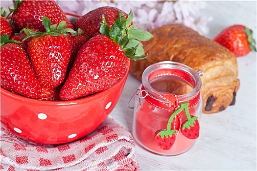 草莓,牛角面包
