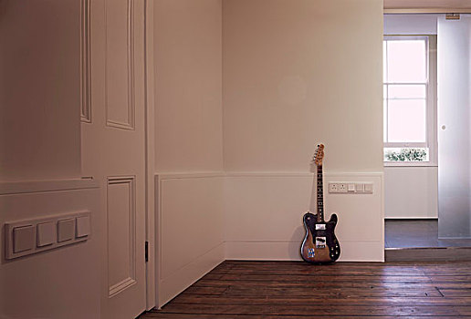 吉他,靠墙,地板,大厅