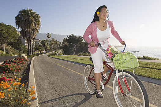女人,骑自行车,自行车道,海岸线,开车,圣芭芭拉,加利福尼亚,美国