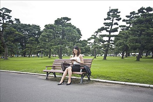 女青年,吃,午餐,公园,东京,日本,亚洲
