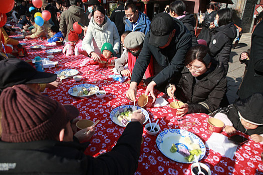 小镇摆下百米长桌宴,市民游客新年吃饺子交好运