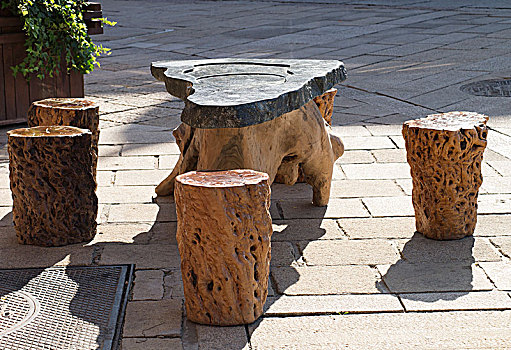 木头桌凳