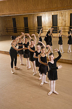 俯视图,芭蕾舞者,8-9岁,练习,教师,指示,舞蹈室,镜子,背景