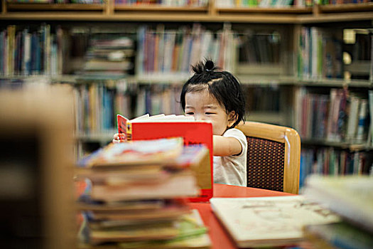 1岁,女婴,读,书本,图书馆
