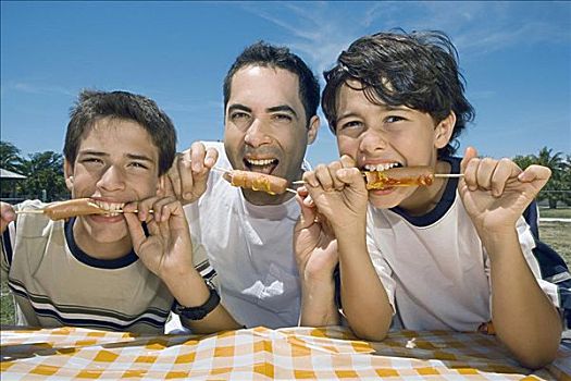 肖像,中年,男人,两个,儿子,吃,香肠,野餐