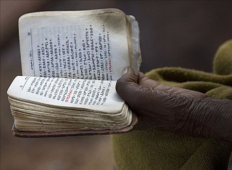 特写,手,拿着,圣经,埃塞俄比亚东正教堂,拉里贝拉,埃塞俄比亚
