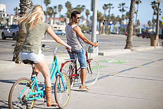 骑自行车,情侣,威尼斯海滩,洛杉矶,加利福尼亚,美国