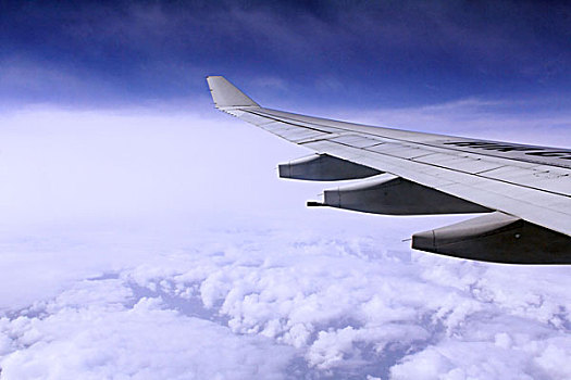 飞机机翼白色云层蓝色天空天际线