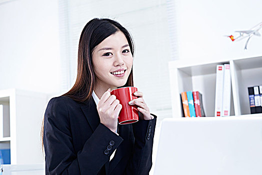 白色辦公室內工作的商務女士
