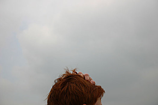 年轻,男人,红色,头发,手,头部,暗色,多云,天空,背景