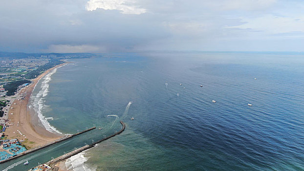 山东省日照市,夏日里的海滨成为欢乐海洋,游客乘船出海享受美好假日时光