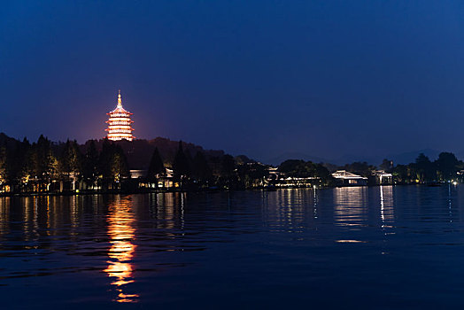 雷锋塔之夜