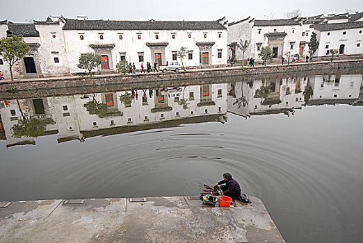 诸葛八卦村,老妇,古建筑,洗涤,老人,农村,乡村,白墙,黑瓦,屋顶,屋檐,瓦片,黑白,天空,多云