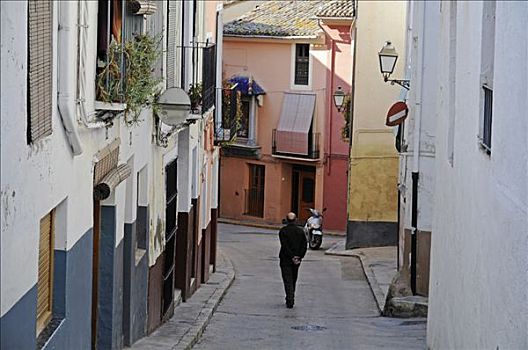 男人,走,狭窄街道,历史,中心,瓦伦西亚,西班牙,欧洲