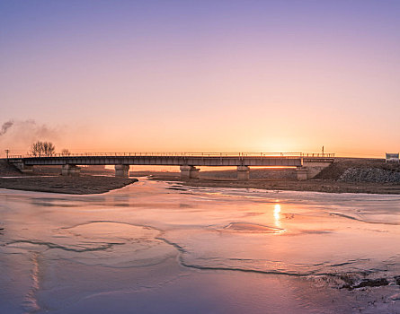 冬季铁岭冰河上的铁路桥