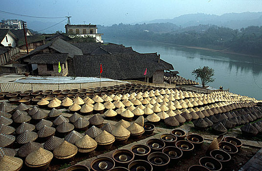 四川沪州合江赤水河边的传统酱油厂