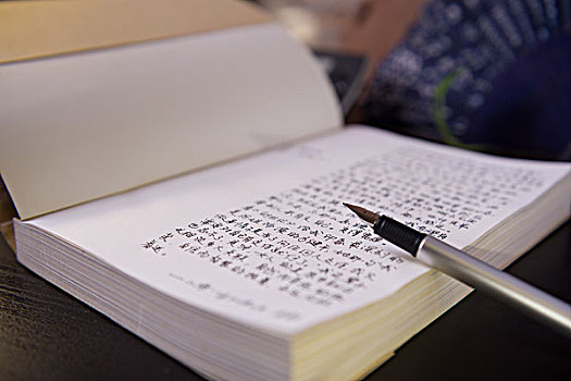 鋼筆和電子書靜物攝影