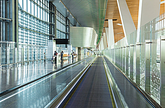 现代机场候机厅过道