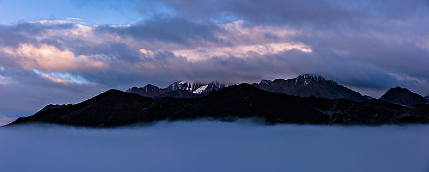 贡嘎山