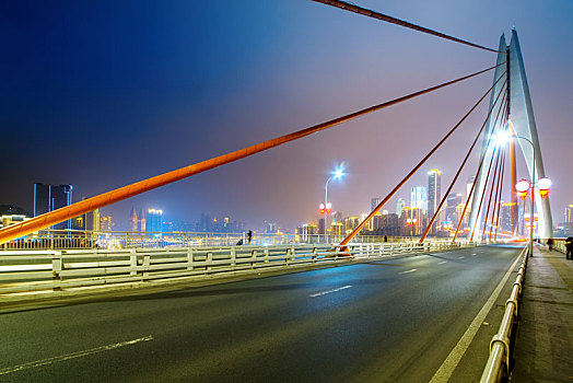 汽车广告背景,桥梁公路和现代城市天际线