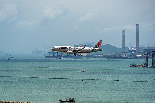 一架越南捷星太平洋航空的客机正降落在香港国际机场