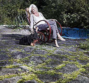 女人,65-75岁,坐,繁茂,花园,摇椅,抚摸,狗,因斯布鲁克,提洛尔,奥地利,欧洲