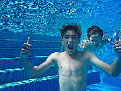 水下视角,男孩,给,竖大拇指,游泳池