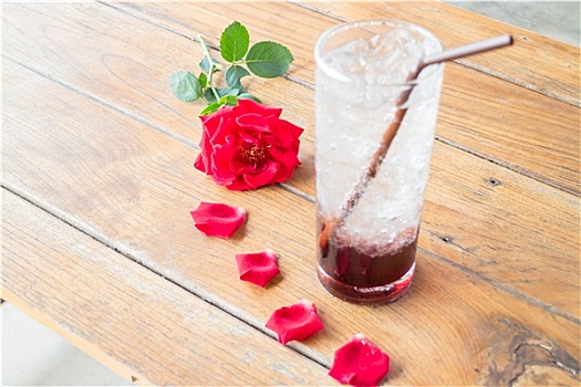 红玫瑰,寒冷,石榴,喝,木桌
