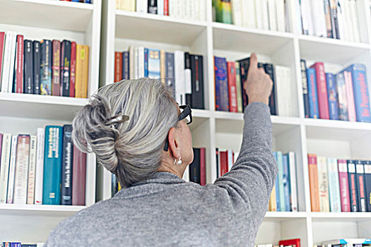老年,女人,书本,书架,后视图