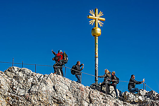 旅游,制作,照片,顶峰,十字架,楚格峰,加米施帕藤基兴,地区,阿尔卑斯山,上巴伐利亚,巴伐利亚,德国,欧洲