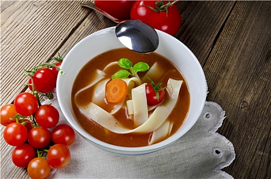 西红柿汤,宽面条