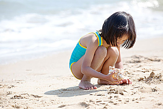 小女孩在海边玩耍嬉戏