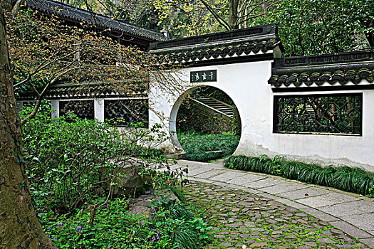 苏州古典园林圆形拱门图片