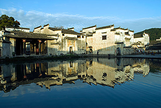 黟县宏村月潭的民居群和水中的倒影