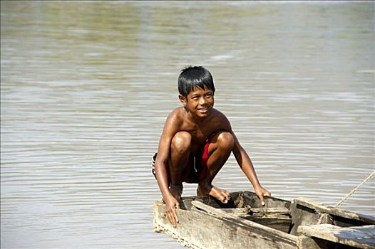 男孩,蹲,船,高处,湄公河,老挝