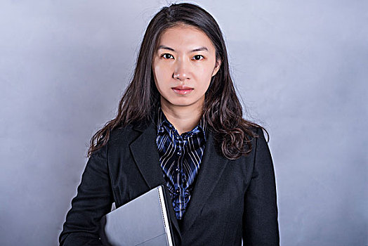 抖动,饮料酒吧老板,倒出,马提尼酒,调酒器,玻璃杯商务人士两个女孩