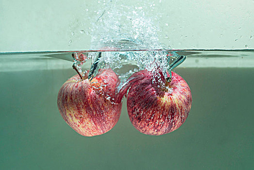 落入水中的苹果
