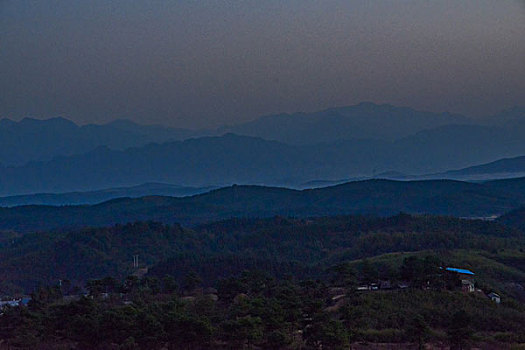 山,丹霞,群山,山脉,黄昏,红光,坡顶,驴友,旅行,地质公园,丹霞地貌,灌木,树,草,水潭,素材,平面设计