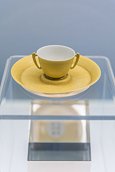 上海博物馆的清康熙景德镇窑黄釉碗托