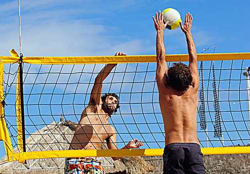 两个男人,玩,沙滩排球
