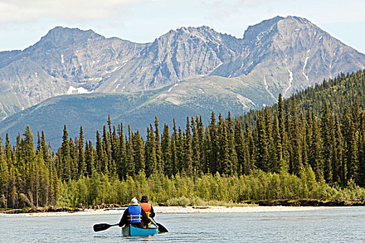 两个,男人,独木舟,独木舟浆手,涉水,河,山峦,后面,育空地区,加拿大