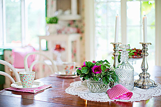碗,花,晶莹,玻璃瓶,烛台,蕾丝,装饰垫布,餐桌
